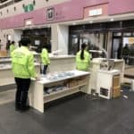 ホール入口の密集する空間に除菌水を散布