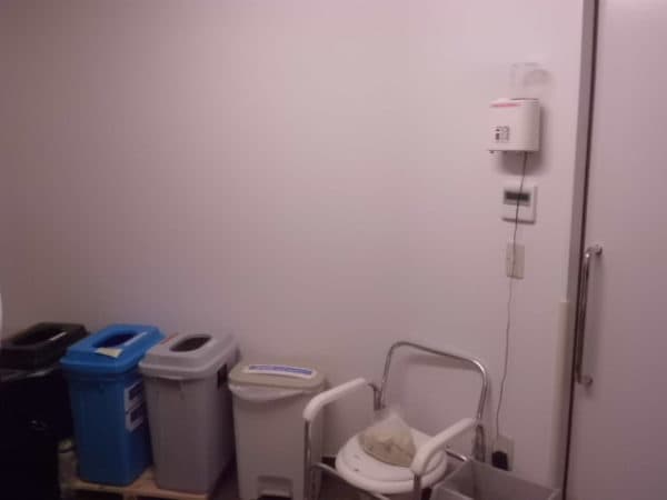 医療廃棄物室での除菌剤噴霧