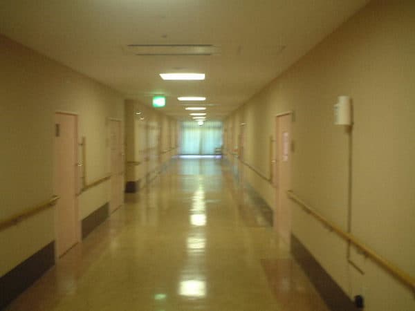 廊下での除菌剤噴霧