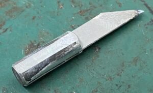 刃固定具の角が黒くなる