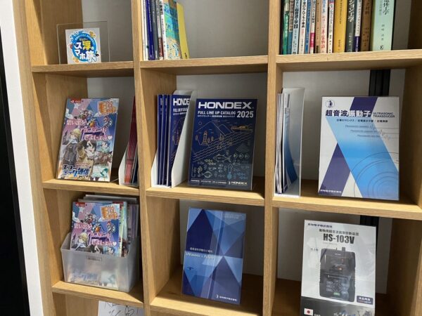 超音波科学館出口の棚に設置