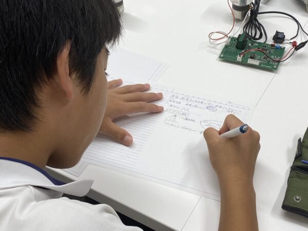 座学では電気回路などを勉強