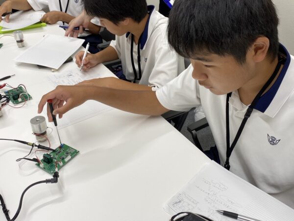 職場体験で振動子の調整作業
