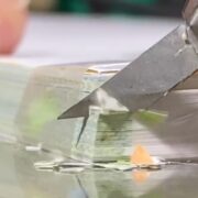 冊子の背表紙、きれいに切れる？ホビー用超音波カッター