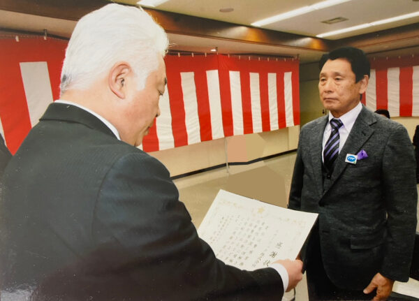 宮城県警察本部から表彰を受ける代表の岩崎